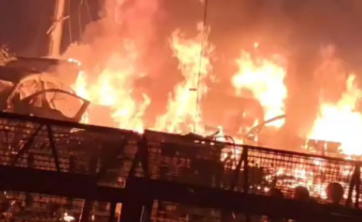 ഡല്ഹി സ്ഫോടനം; മരിച്ചവരുടെ കുടുംബങ്ങള്ക്ക് 10 ലക്ഷം രൂപ നഷ്ടപരിഹാരം പ്രഖ്യാപിച്ച് ഡല്ഹി സര്ക്കാര് ഡല്ഹി സ്ഫോടനം; മരിച്ചവരുടെ കുടുംബങ്ങള്ക്ക് 10 ലക്ഷം രൂപ നഷ്ടപരിഹാരം പ്രഖ്യാപിച്ച് ഡല്ഹി സര്ക്കാര്