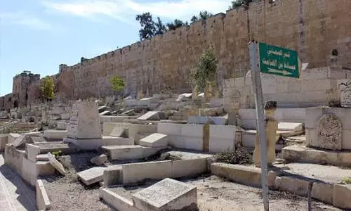 ബാബ് അല്‍ റഹ്‌മയില്‍ ഖബറുകള്‍ തകര്‍ത്ത് ജൂത കുടിയേറ്റക്കാര്‍