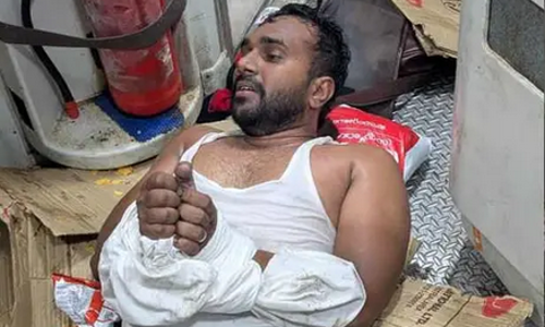 ട്രെയിനില്‍ മദ്യലഹരിയില്‍ സ്ത്രീകളെ ഉപദ്രവിക്കാന്‍ ശ്രമിച്ചയാളെ യാത്രക്കാര്‍ പിടികൂടി റെയില്‍വേ പോലിസിനു കൈമാറി