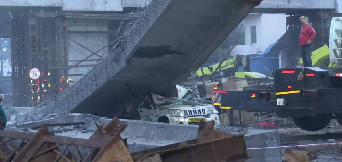 ഗര്ഡര് വീണ് പിക്കപ്പ് വാനിന്റെ ഡ്രൈവര് മരിച്ച സംഭവം: മൃതദേഹം ഏറ്റെടുക്കില്ലെന്ന് ബന്ധുക്കള് ഗര്ഡര് വീണ് പിക്കപ്പ് വാനിന്റെ ഡ്രൈവര് മരിച്ച സംഭവം: മൃതദേഹം ഏറ്റെടുക്കില്ലെന്ന് ബന്ധുക്കള്