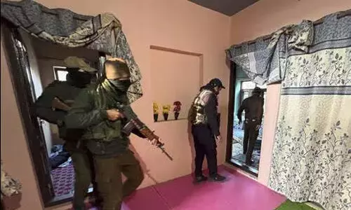 കശ്മീര് ജമാഅത്തെ ഇസ്ലാമി പ്രവര്ത്തകരുടെ വീടുകളില് റെയ്ഡ് കശ്മീര് ജമാഅത്തെ ഇസ്ലാമി പ്രവര്ത്തകരുടെ വീടുകളില് റെയ്ഡ്