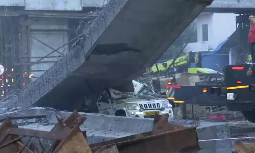 ഗര്‍ഡര്‍ വീണ് പിക്കപ്പ് വാനിന്റെ ഡ്രൈവര്‍ മരിച്ച സംഭവം: മൃതദേഹം ഏറ്റെടുക്കില്ലെന്ന് ബന്ധുക്കള്‍