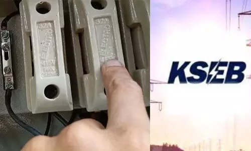 കെഎസ്ഇബി വീട്ടിലെ ഫ്യൂസ് ഊരി ; ട്രാന്സ്ഫോമറുകളിലെ ഫ്യൂസ് തകര്ത്ത് യുവാവ് കെഎസ്ഇബി വീട്ടിലെ ഫ്യൂസ് ഊരി ; ട്രാന്സ്ഫോമറുകളിലെ ഫ്യൂസ് തകര്ത്ത് യുവാവ്