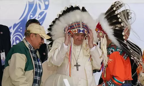 കാനഡയിലെ ആദിവാസികളില് നിന്നും തട്ടിയെടുത്ത വസ്തുക്കള് തിരികെ നല്കി വത്തിക്കാന് കാനഡയിലെ ആദിവാസികളില് നിന്നും തട്ടിയെടുത്ത വസ്തുക്കള് തിരികെ നല്കി വത്തിക്കാന്