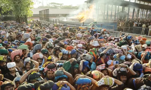 സന്നിധാനത്ത് മരണമുണ്ടായാല്‍ മൃതദേഹം ആംബുലന്‍സില്‍ താഴെയെത്തിക്കണം