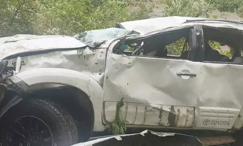 അതിരപ്പിള്ളിയില്‍ കാര്‍ താഴ്ചയിലേയ്ക്ക് മറിഞ്ഞു; എട്ടുപേര്‍ക്ക് പരിക്ക്