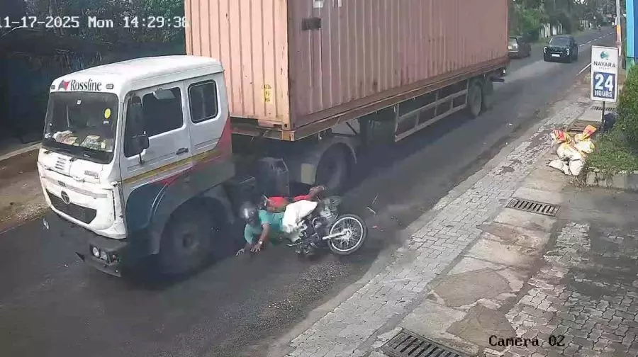 വൈക്കത്ത് കണ്ടെയ്നര്‍ ലോറിയും ബൈക്കും കൂട്ടിയിടിച്ച് അപകടം; സ്ത്രീ മരിച്ചു