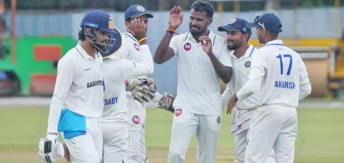 രഞ്ജി ട്രോഫി; മധ്യപ്രദേശിനെ എറിഞ്ഞ് വീഴ്ത്തി; കേരളത്തിന് നിര്ണായക ലീഡ് രഞ്ജി ട്രോഫി; മധ്യപ്രദേശിനെ എറിഞ്ഞ് വീഴ്ത്തി; കേരളത്തിന് നിര്ണായക ലീഡ്