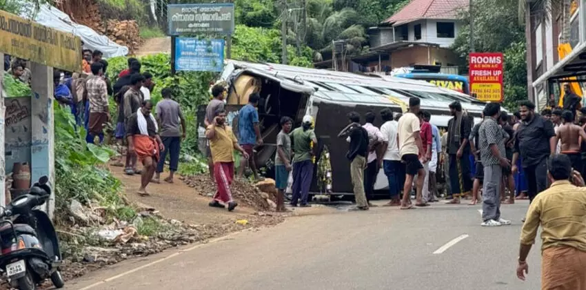 ശബരിമല തീര്ത്ഥാടകര് സഞ്ചരിച്ച ബസ് മറിഞ്ഞു ശബരിമല തീര്ത്ഥാടകര് സഞ്ചരിച്ച ബസ് മറിഞ്ഞു