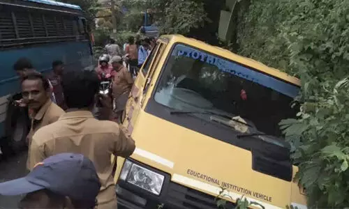 സ്‌കൂള്‍ ബസ് ഓടയിലേക്ക് മറിഞ്ഞ് വിദ്യാര്‍ഥിക്ക് പരിക്ക്