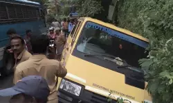 സ്‌കൂള്‍ ബസ് ഓടയിലേക്ക് മറിഞ്ഞ് വിദ്യാര്‍ഥിക്ക് പരിക്ക്