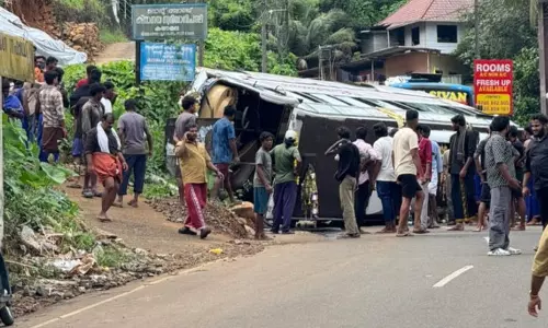 ശബരിമല തീര്‍ത്ഥാടകര്‍ സഞ്ചരിച്ച ബസ് മറിഞ്ഞു