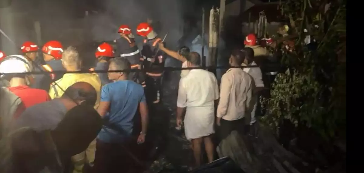 കൊല്ലത്ത് വീടുകള്‍ക്ക് തീപിടിച്ചു