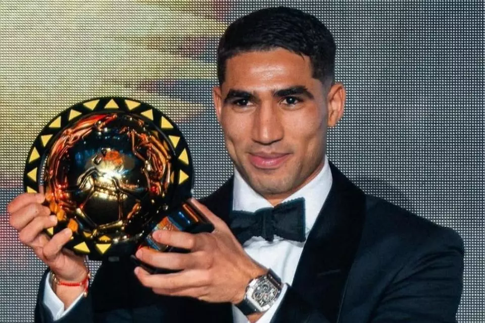 സലാഹിനെ മറികടന്ന് ആഫ്രിക്കന് ഫുട്ബോളര് ഓഫ് ദി ഇയര് പുരസ്കാരം അഷ്റഫ് ഹക്കിമിക്ക് സലാഹിനെ മറികടന്ന് ആഫ്രിക്കന് ഫുട്ബോളര് ഓഫ് ദി ഇയര് പുരസ്കാരം അഷ്റഫ് ഹക്കിമിക്ക്