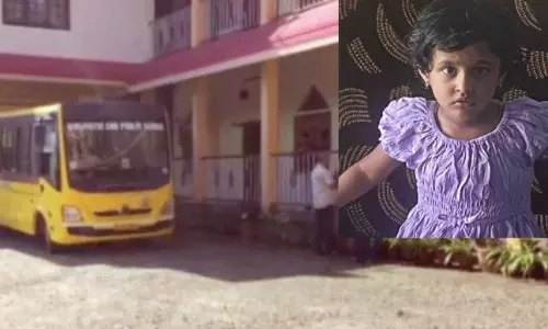 സ്കൂള് ബസ് കയറി പ്ലേ സ്കൂള് വിദ്യാര്ഥി മരിച്ച സംഭവം: സ്വമേധയാ കേസെടുത്ത് ബാലാവകാശ കമ്മീഷന് സ്കൂള് ബസ് കയറി പ്ലേ സ്കൂള് വിദ്യാര്ഥി മരിച്ച സംഭവം: സ്വമേധയാ കേസെടുത്ത് ബാലാവകാശ കമ്മീഷന്