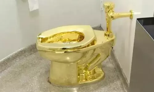 18 കാരറ്റിന്റെ സ്വര്‍ണ ടോയ്‌ലെറ്റ് വിറ്റുപോയത് 1.21 കോടിക്ക്