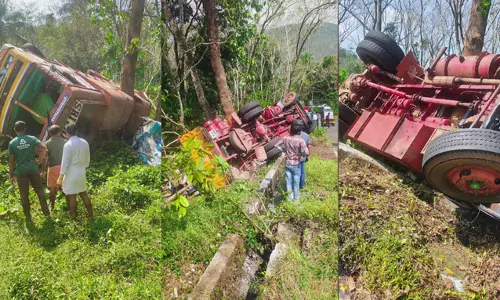 കണ്ണൂരില്‍ ലോറി നിയന്ത്രണം വിട്ടു മറിഞ്ഞ് ഒരാള്‍ മരിച്ചു, ഏഴുപേര്‍ക്ക് പരിക്ക്