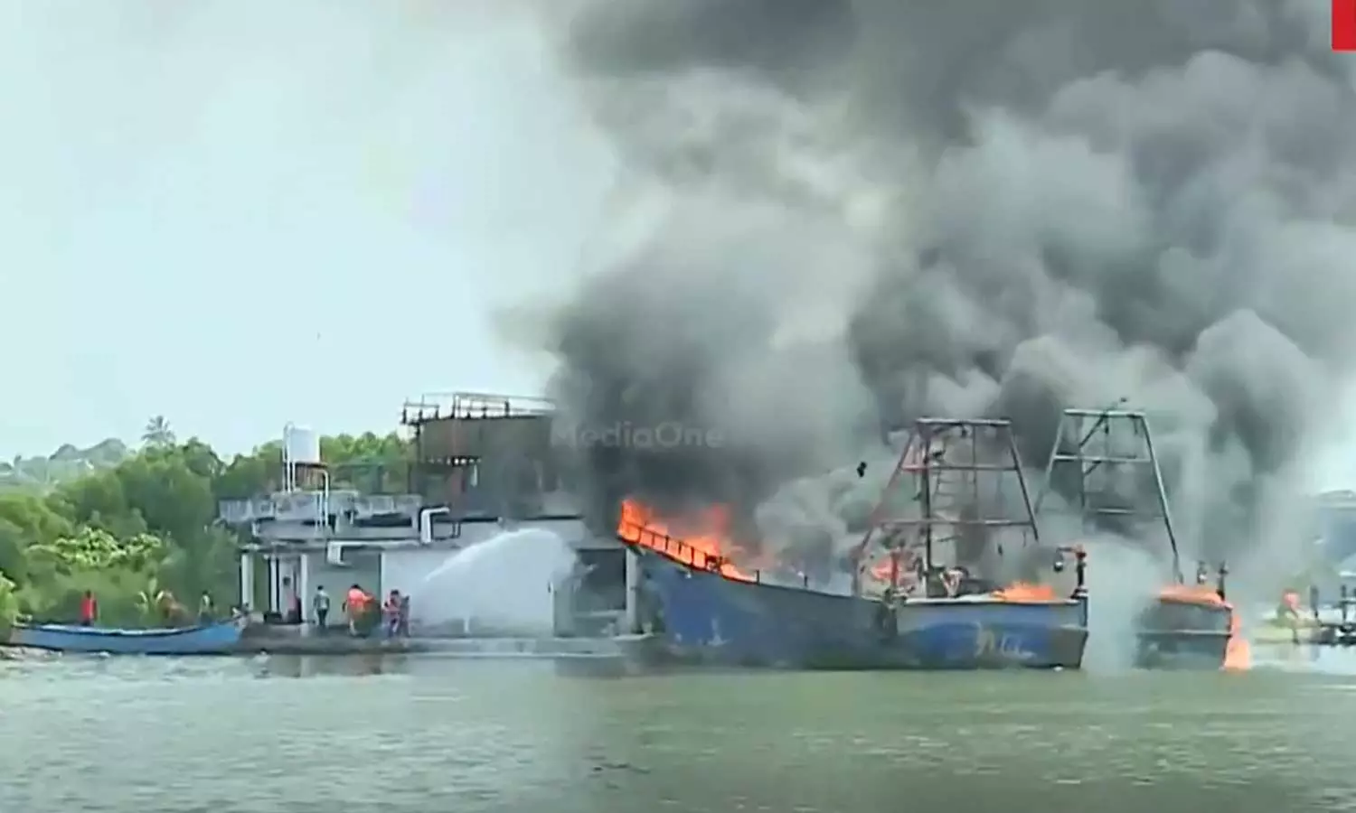 കൊല്ലത്ത് മത്സ്യബന്ധന ബോട്ടുകള്‍ക്ക് തീപിടിച്ചു