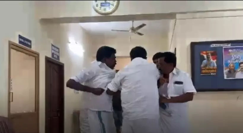 കാസര്ഗോഡ് ഡിസിസി ഓഫീസിലെ സംഘര്ഷ ദൃശ്യങ്ങള് പകര്ത്തിയ കോണ്ഗ്രസ് നേതാവിനെ സസ്പെന്ഡ് ചെയ്തു കാസര്ഗോഡ് ഡിസിസി ഓഫീസിലെ സംഘര്ഷ ദൃശ്യങ്ങള് പകര്ത്തിയ കോണ്ഗ്രസ് നേതാവിനെ സസ്പെന്ഡ് ചെയ്തു