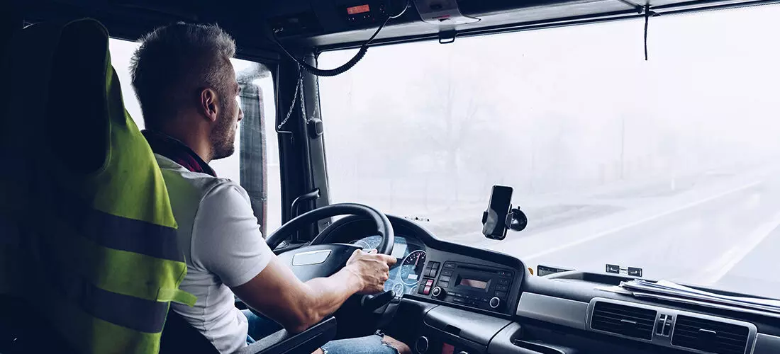 ഓടുന്ന വാഹനങ്ങളില് ഡ്രൈവറുടെ അടുത്തിരുന്നുള്ള വിഡിയോ ചിത്രീകരണം വിലക്കി ഹൈക്കോടതി ഓടുന്ന വാഹനങ്ങളില് ഡ്രൈവറുടെ അടുത്തിരുന്നുള്ള വിഡിയോ ചിത്രീകരണം വിലക്കി ഹൈക്കോടതി