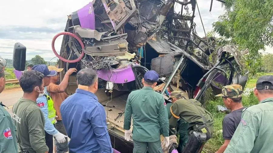 കംബോഡിയയില്‍ ബസ് അപകടം; പാലത്തില്‍ നിന്ന് നദിയിലേക്ക് മറിഞ്ഞ് 16 മരണം