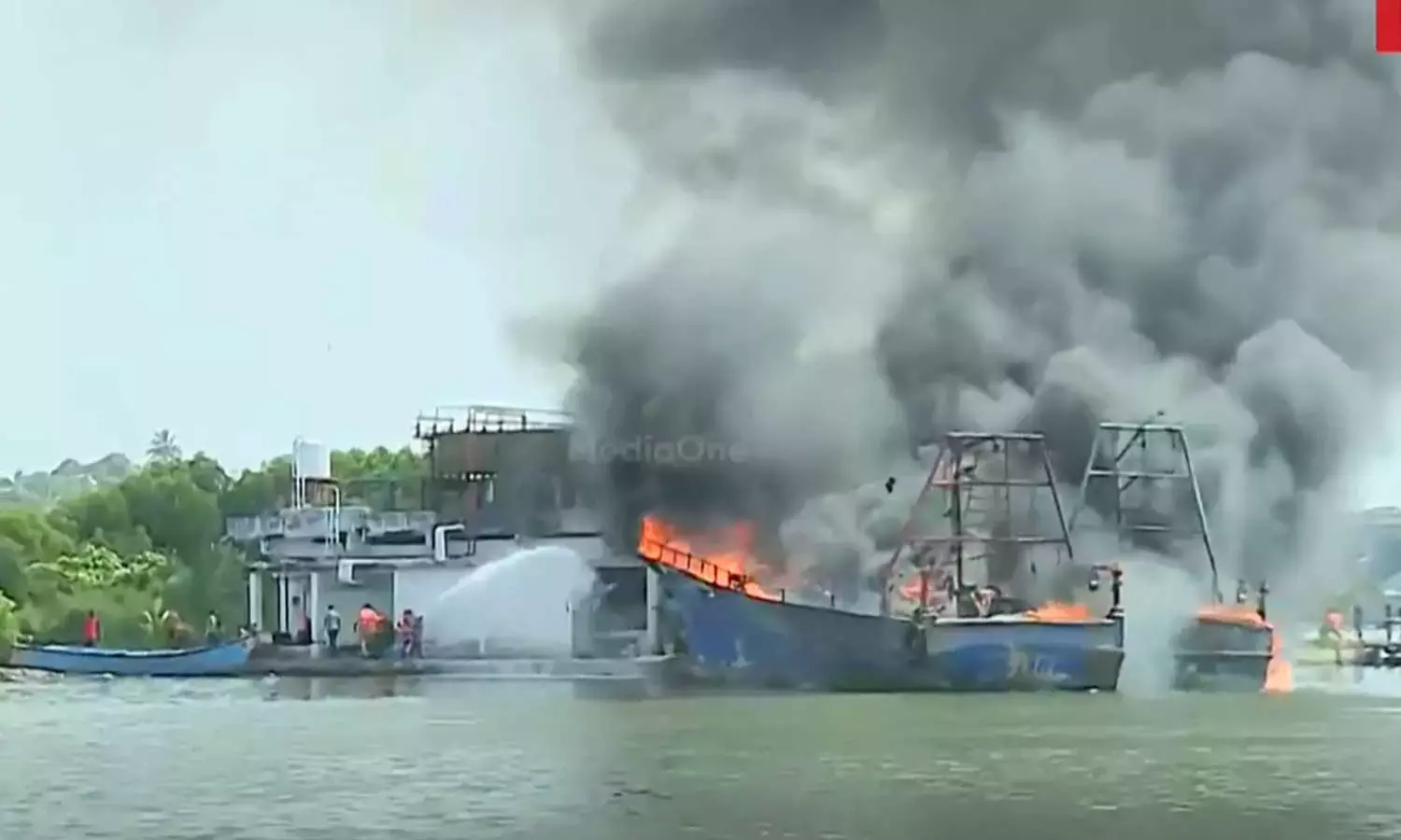 കൊല്ലത്ത് മത്സ്യബന്ധന ബോട്ടുകള്‍ക്ക് തീപിടിച്ചു