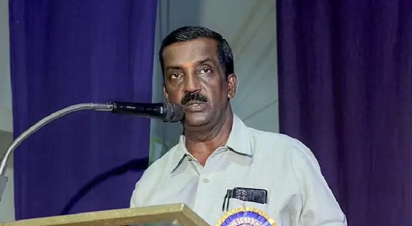 ബിജെപി കൗണ്സിലറുടെ ആത്മഹത്യ; ആഹാരം കഴിക്കാനോ ഉറങ്ങാനോ ആകുന്നില്ല, പണം നല്കണമെന്നുണ്ടെങ്കിലും സാധിക്കുന്നില്ല; ഫോണ് സംഭാഷണം പുറത്ത് ബിജെപി കൗണ്സിലറുടെ ആത്മഹത്യ; ആഹാരം കഴിക്കാനോ ഉറങ്ങാനോ ആകുന്നില്ല, പണം നല്കണമെന്നുണ്ടെങ്കിലും സാധിക്കുന്നില്ല; ഫോണ് സംഭാഷണം പുറത്ത്