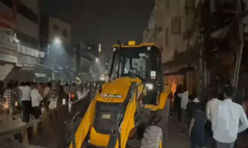 ദാല്‍ മണ്ഡിയിലെ ബുള്‍ഡോസര്‍ രാജ് തടഞ്ഞ് മുസ്‌ലിം സ്ത്രീകള്‍; കേസെടുത്തു