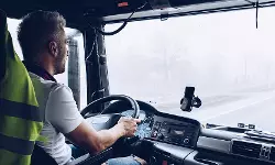 ഓടുന്ന വാഹനങ്ങളില്‍ ഡ്രൈവറുടെ അടുത്തിരുന്നുള്ള വിഡിയോ ചിത്രീകരണം വിലക്കി ഹൈക്കോടതി