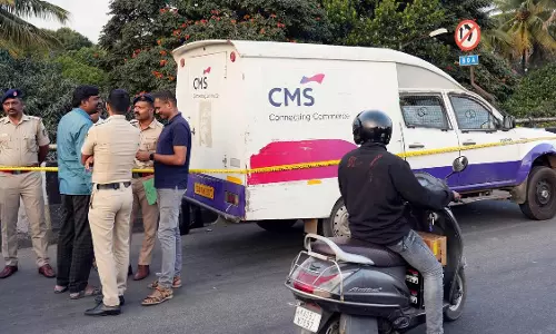 ബെംഗളൂരു കവര്ച്ചാക്കേസ്: ചെന്നൈയിലേക്ക് കടത്തിയ പണം കണ്ടെത്തി; പോലിസ് കോണ്സ്റ്റബിള് അറസ്റ്റില് ബെംഗളൂരു കവര്ച്ചാക്കേസ്: ചെന്നൈയിലേക്ക് കടത്തിയ പണം കണ്ടെത്തി; പോലിസ് കോണ്സ്റ്റബിള് അറസ്റ്റില്