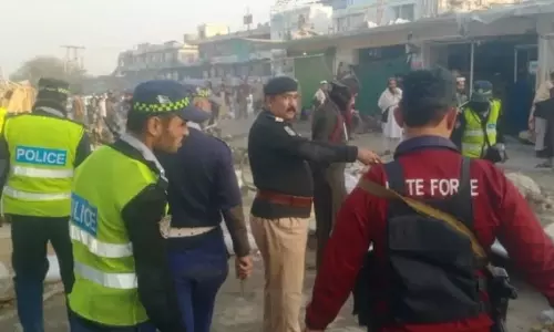 പാകിസ്താനില് പശ നിര്മാണ ഫാക്ടറിയില് സ്ഫോടനം;15 തൊഴിലാളികള് മരിച്ചു പാകിസ്താനില് പശ നിര്മാണ ഫാക്ടറിയില് സ്ഫോടനം;15 തൊഴിലാളികള് മരിച്ചു