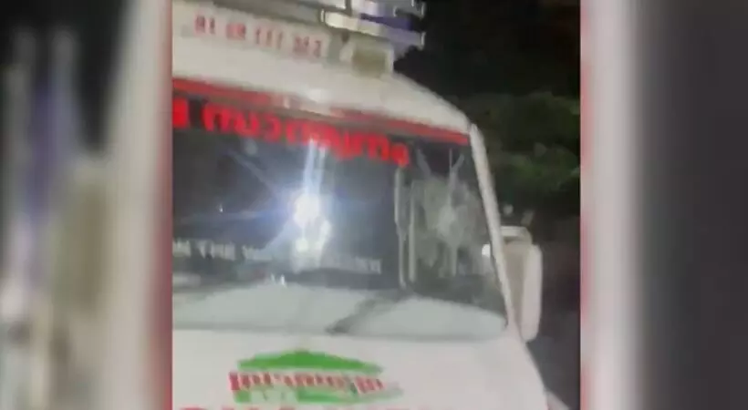 കൊടുങ്ങല്ലൂരില് ആംബുലന്സിന് നേരെ ആക്രമണം കൊടുങ്ങല്ലൂരില് ആംബുലന്സിന് നേരെ ആക്രമണം