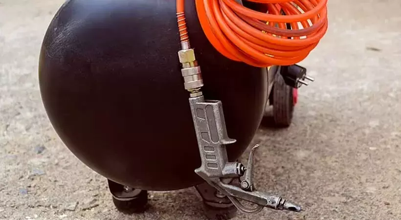 മലാശയത്തിലേക്ക് എയര് ഹോസ് കയറ്റി: സഹപ്രവര്ത്തകരുടെ പ്രാങ്ക് 15കാരന്റെ ജീവനെടുത്തു മലാശയത്തിലേക്ക് എയര് ഹോസ് കയറ്റി: സഹപ്രവര്ത്തകരുടെ പ്രാങ്ക് 15കാരന്റെ ജീവനെടുത്തു