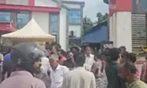 ഗതാഗതക്കുരുക്കുണ്ടാക്കി വിവാഹപാര്ട്ടിയുടെ റോഡ് ഷോ; തൃശൂരില് സംഘര്ഷം ഗതാഗതക്കുരുക്കുണ്ടാക്കി വിവാഹപാര്ട്ടിയുടെ റോഡ് ഷോ; തൃശൂരില് സംഘര്ഷം