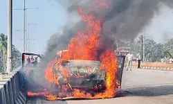 ഓടിക്കൊണ്ടിരുന്ന കാറിന് തീപിടിച്ചു