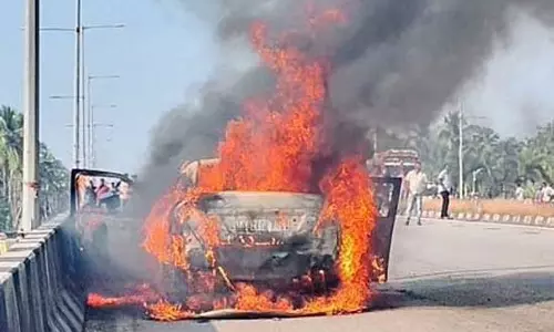 ഓടിക്കൊണ്ടിരുന്ന കാറിന് തീപിടിച്ചു