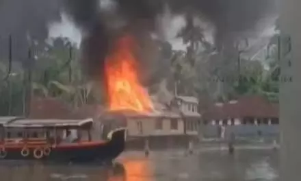 ആലപ്പുഴ പുന്നമടയില്‍ ഹൗസ്ബോട്ടിന് തീപിടിച്ചു, തീയണയ്ക്കാന്‍ ശ്രമം