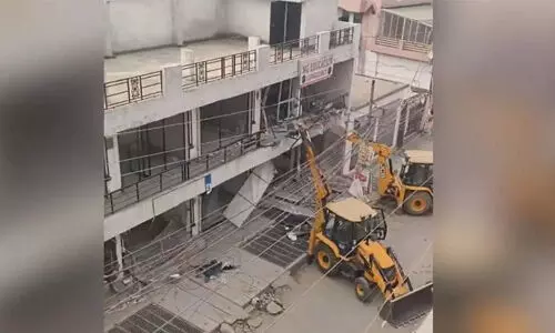 ഐ ലവ് മുഹമ്മദ് പ്രതിഷേധം; തൗഖിര് റസയുടെ സുഹൃത്തിന്റെ കെട്ടിടങ്ങളും പൊളിച്ചു (VIDEO) ഐ ലവ് മുഹമ്മദ് പ്രതിഷേധം; തൗഖിര് റസയുടെ സുഹൃത്തിന്റെ കെട്ടിടങ്ങളും പൊളിച്ചു (VIDEO)