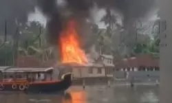ആലപ്പുഴ പുന്നമടയില്‍ ഹൗസ്ബോട്ടിന് തീപിടിച്ചു, തീയണയ്ക്കാന്‍ ശ്രമം