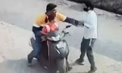 പിതാവിനൊപ്പം സ്‌കൂട്ടറില്‍ വന്ന ആറുവയസുകാരിയെ തട്ടിക്കൊണ്ടുപോകാന്‍ ശ്രമം (വീഡിയോ)