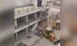 ഐ ലവ് മുഹമ്മദ് പ്രതിഷേധം; തൗഖിര് റസയുടെ സുഹൃത്തിന്റെ കെട്ടിടങ്ങളും പൊളിച്ചു (VIDEO) ഐ ലവ് മുഹമ്മദ് പ്രതിഷേധം; തൗഖിര് റസയുടെ സുഹൃത്തിന്റെ കെട്ടിടങ്ങളും പൊളിച്ചു (VIDEO)