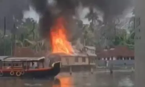 ആലപ്പുഴ പുന്നമടയില്‍ ഹൗസ്ബോട്ടിന് തീപിടിച്ചു, തീയണയ്ക്കാന്‍ ശ്രമം