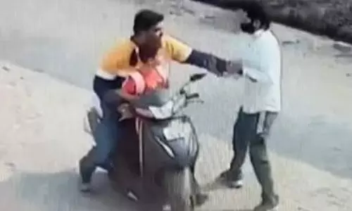 പിതാവിനൊപ്പം സ്‌കൂട്ടറില്‍ വന്ന ആറുവയസുകാരിയെ തട്ടിക്കൊണ്ടുപോകാന്‍ ശ്രമം (വീഡിയോ)