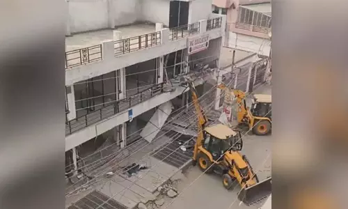 ഐ ലവ് മുഹമ്മദ് പ്രതിഷേധം; തൗഖിര്‍ റസയുടെ സുഹൃത്തിന്റെ കെട്ടിടങ്ങളും പൊളിച്ചു (VIDEO)