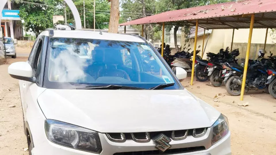 നാഗര്‍ഹോളെയില്‍ കോഴിക്കോട് സ്വദേശിയുടെ കാര്‍ ആക്രമിച്ച് ഒന്നരക്കോടിയുടെ സ്വര്‍ണം കവര്‍ന്നു