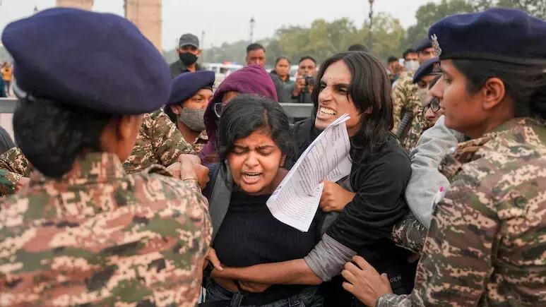 മാധ്വി ഹിദ്മ അമര് രഹേ; വായുമലീനീകരണത്തിനെതിരേയുള്ള പ്രതിഷേധത്തില് മാധ്വി ഹിദ്മയുടെ പേരില് മുദ്രാവാക്യം വിളിച്ച് ആളുകള് മാധ്വി ഹിദ്മ അമര് രഹേ; വായുമലീനീകരണത്തിനെതിരേയുള്ള പ്രതിഷേധത്തില് മാധ്വി ഹിദ്മയുടെ പേരില് മുദ്രാവാക്യം വിളിച്ച് ആളുകള്