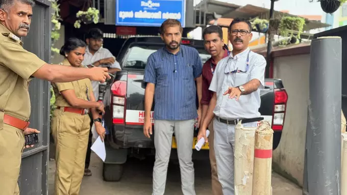 ഹരിത ചട്ടലംഘനം; കോഴിക്കോട് ജില്ലയില് 450 കിലോയോളം നിരോധിത ഫ്ലക്സ് പിടിച്ചെടുത്തു ഹരിത ചട്ടലംഘനം; കോഴിക്കോട് ജില്ലയില് 450 കിലോയോളം നിരോധിത ഫ്ലക്സ് പിടിച്ചെടുത്തു