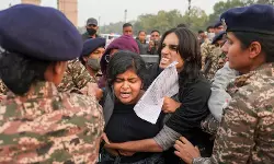 മാധ്വി ഹിദ്മ അമര്‍ രഹേ; വായുമലീനീകരണത്തിനെതിരേയുള്ള പ്രതിഷേധത്തില്‍ മാധ്വി ഹിദ്മയുടെ പേരില്‍ മുദ്രാവാക്യം വിളിച്ച് ആളുകള്‍