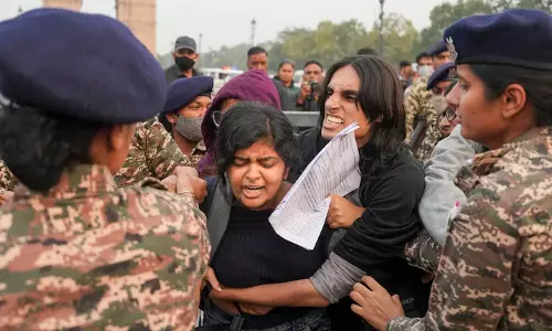 മാധ്വി ഹിദ്മ അമര്‍ രഹേ; വായുമലീനീകരണത്തിനെതിരേയുള്ള പ്രതിഷേധത്തില്‍ മാധ്വി ഹിദ്മയുടെ പേരില്‍ മുദ്രാവാക്യം വിളിച്ച് ആളുകള്‍