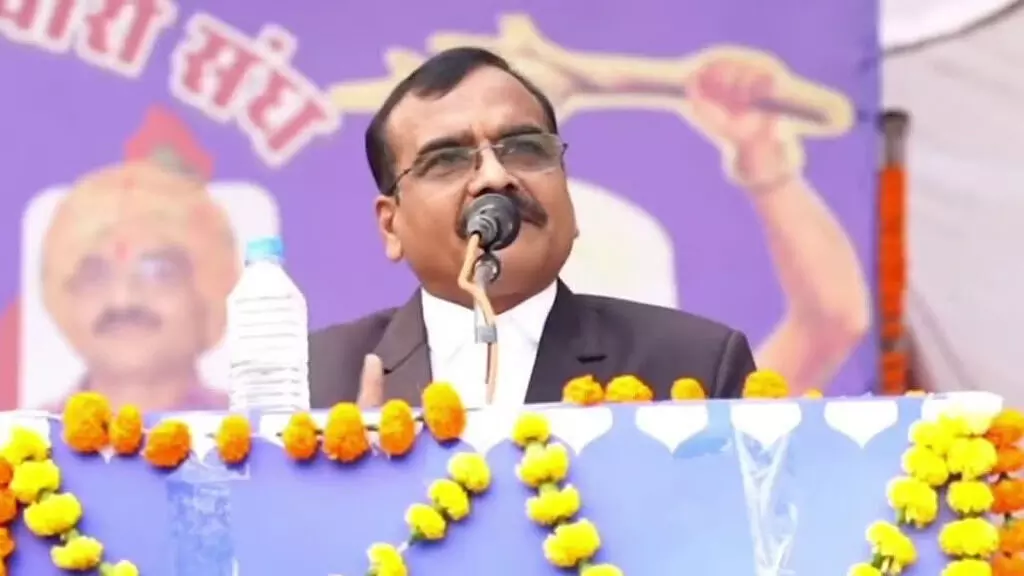 ഒരു ബ്രാഹ്മണന് തന്റെ മകളെ എന്റെ മകന് ദാനം ചെയ്യുന്നതുവരെ സംവരണം തുടരണം; വിവാദ പ്രസ്താവനയുമായി ഐഎഎസ് ഉദ്യോഗസ്ഥന് ഒരു ബ്രാഹ്മണന് തന്റെ മകളെ എന്റെ മകന് ദാനം ചെയ്യുന്നതുവരെ സംവരണം തുടരണം; വിവാദ പ്രസ്താവനയുമായി ഐഎഎസ് ഉദ്യോഗസ്ഥന്